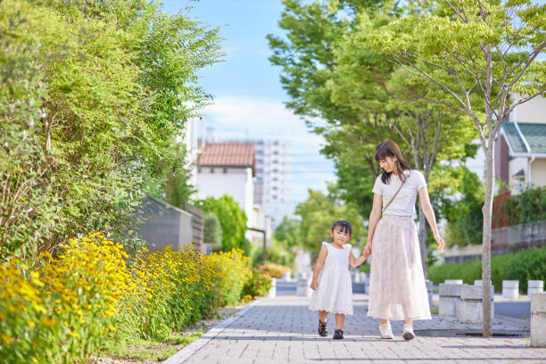 istock young mom and 3 year old daughter 1414020584