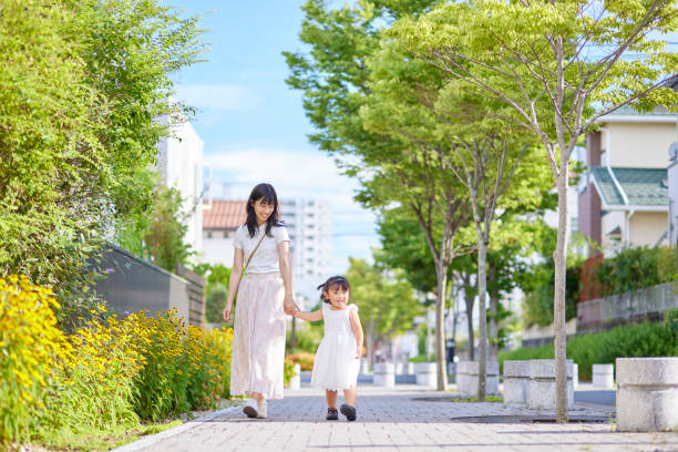 istock young mom and 3 year old daughter 1414021184