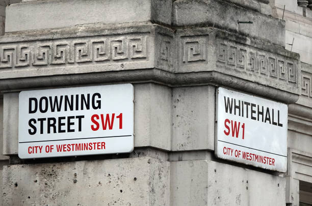 다우닝 스트리트 (downing street)와 화이트 홀 (whitehall) 표지판은 두 거리가 영국 런던에서 만나는 모퉁이에 있습니다. - whitehall street downing street city of westminster uk 뉴스 사진 이미지