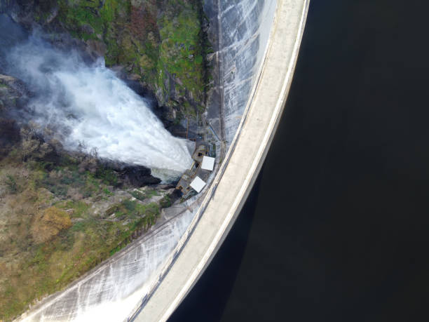 vista aérea de una presa evacuando agua - europe high angle view waterfall water fotografías e imágenes de stock