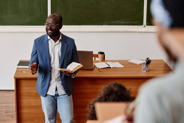 docente di lettura presso l'università - lettore foto e immagini stock