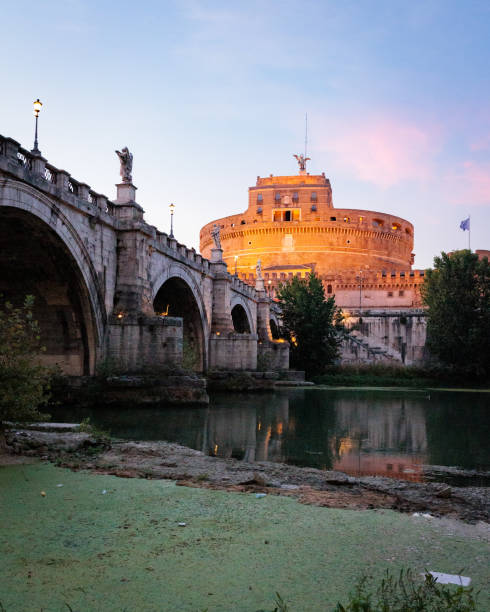 テヴェレ川のほとりからの聖天使城 - ponte sant angelo ストックフォトと画像