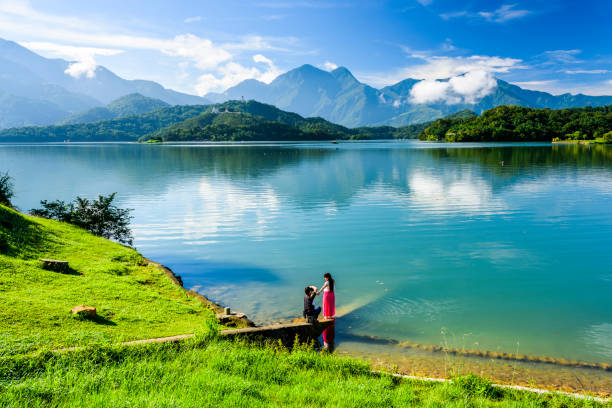 vista del área escénica del lago sun moon en nantou, taiwán. - sun moon lake fotografías e imágenes de stock