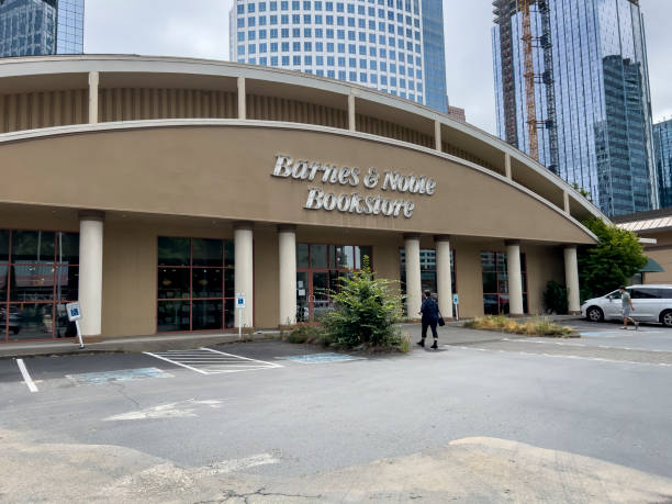 angled view of the exterior of downtown barnes and noble, preparing to close to open in a new location. - nook imagens e fotografias de stock