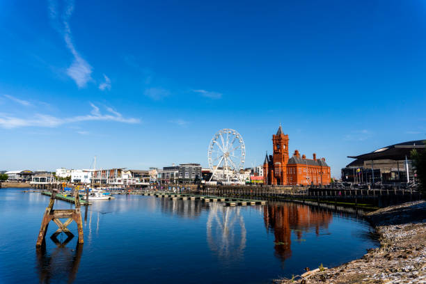 cardiff vereinigtes königreich waterfront mit historischem pierhead-gebäude aus rotem backstein und riesenrad - liverpool england pierhead famous place stock-fotos und bilder