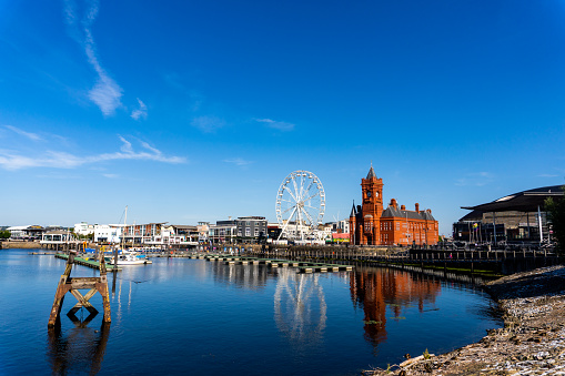 Cardiff United Kingdom Waterfront con el histórico edificio de ladrillo rojo Pierhead y la noria photo