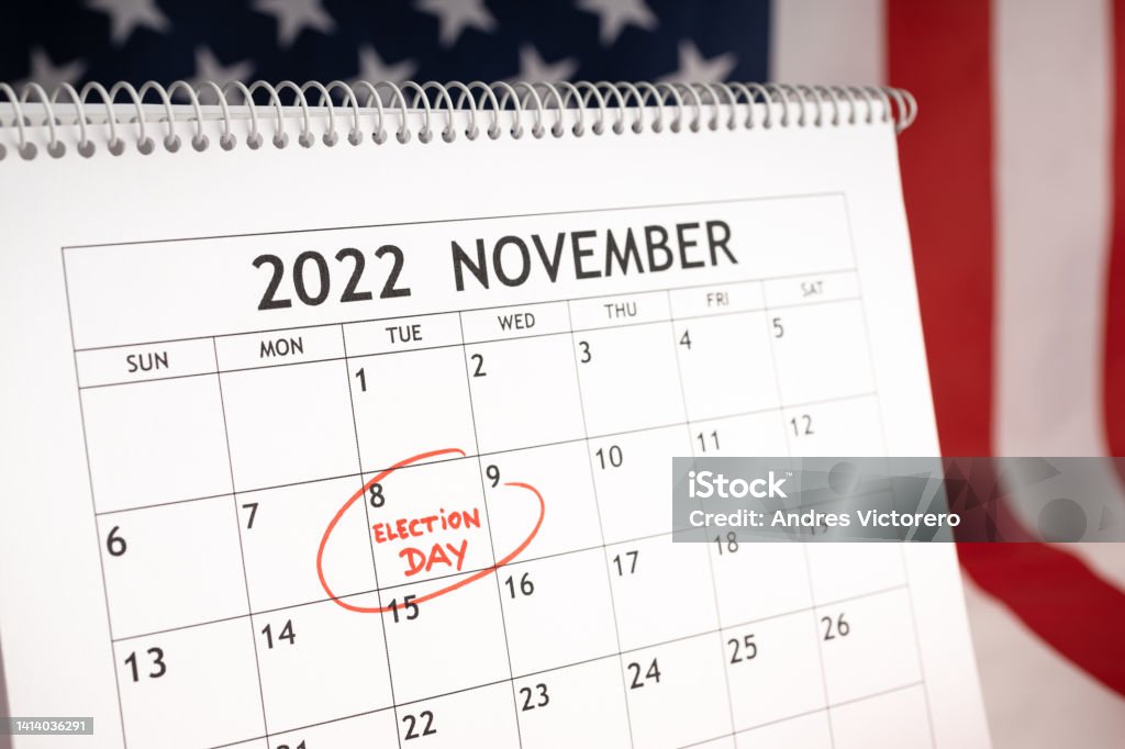 Election day concept. Desk calendar with November 8 2022 marked in red and USA flag at background Voting Stock Photo