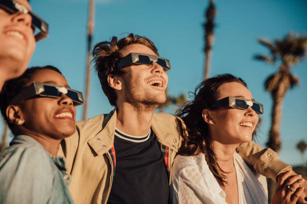 friends watching solar eclipse - eclipse imagens e fotografias de stock