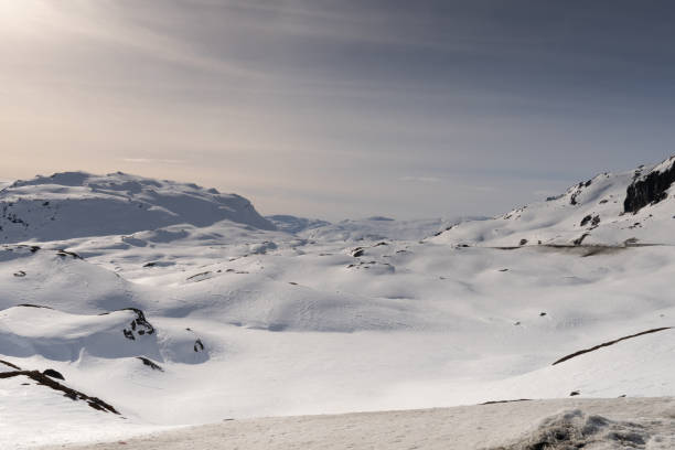 haukelifjell, high mountains in the southern part of hardangervidda national park between vinje and røldal in southern norway, scandianavia, europe - telemark skiing imagens e fotografias de stock
