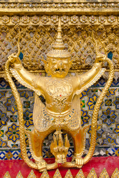 goden garuda w świątyni szmaragdowego buddy (wat phra kaew), bangkok, tajlandia - bangkok variation religion god zdjęcia i obrazy z banku zdjęć