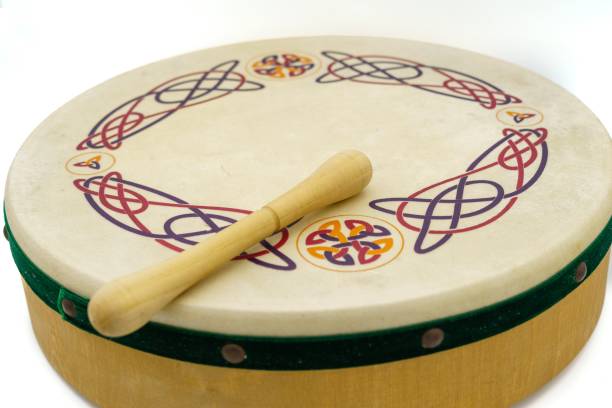 bodhrán es un tambor de marco irlandés. aislado sobre fondo blanco - frame drum fotografías e imágenes de stock
