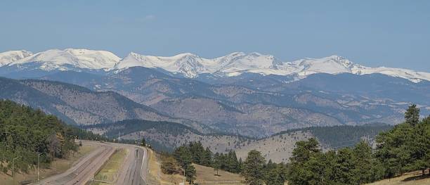 oszałamiający widok na duże, ośnieżone pasmo górskie w pogodny dzień - mountain montana mountain peak mountain range zdjęcia i obrazy z banku zdjęć