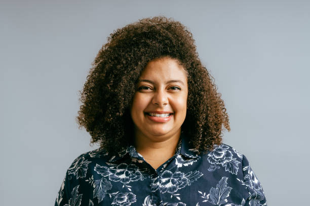 portrait d’une jeune femme aux cheveux bouclés en studio - real people indoors studio shot head and shoulders photos et images de collection