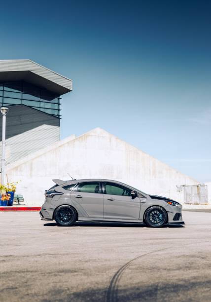 ford focus rs gris - hatchback fotografías e imágenes de stock