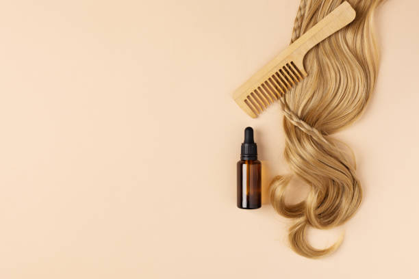 bottiglia di olio per ripristinare e recuperare i capelli danneggiati. - infused oil immagine foto e immagini stock