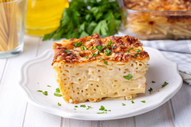 Pasta casserole bechamel sauce topped with melted mozzarella cheese and served in a white baking dish on a table (Turkish name; firinda makarna or firin makarna) Pasta casserole bechamel sauce topped with melted mozzarella cheese and served in a white baking dish on a table (Turkish name; firinda makarna or firin makarna) pasta casserole stock pictures, royalty-free photos & images