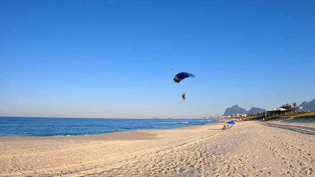 paraquedismo no rio de janeiro. - bizarre landscape sand blowing - fotografias e filmes do acervo