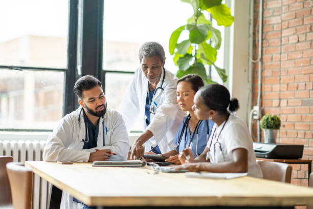 spotkanie lekarzy ze studentami medycyny - healthcare and medicine digital tablet medical exam doctor zdjęcia i obrazy z banku zdjęć