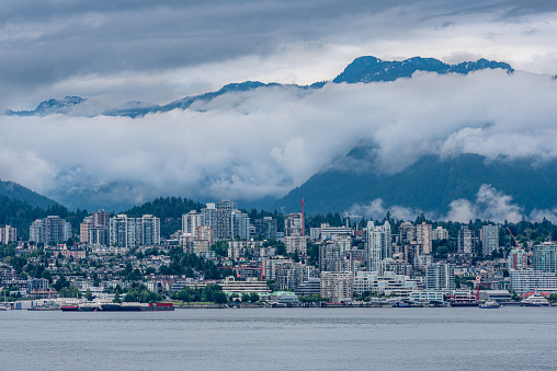 Nubes bajas sobre las montañas y el horizonte del norte de Vancouver photo