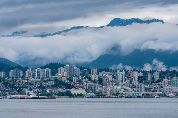 山々とノースバンクーバーのスカイラインに浮かぶ低い雲 - district of north vancouver ストックフォトと画像