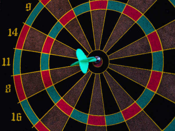 istock dart game and an arrow right in the middle 1414094555