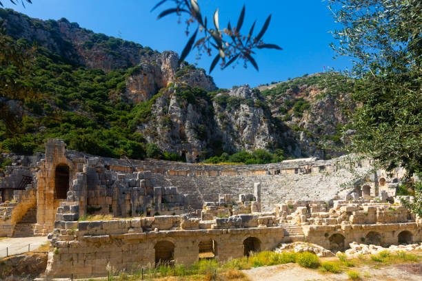 überreste des römischen theaters in der antiken lykischen siedlung myra am fuße des felsigen berges - roman antalya turkey restoring stock-fotos und bilder