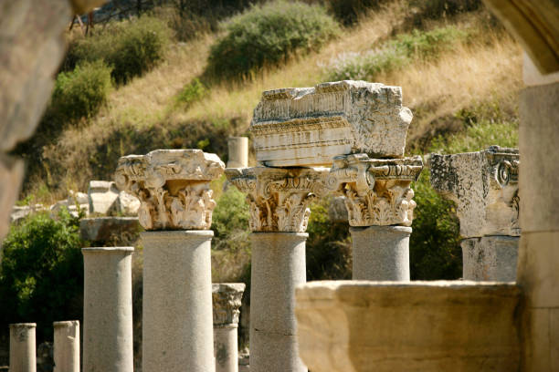 antiguas columnas arquitectónicas de mármol del sitio arqueológico de éfeso, turquía mediterránea - ancient greece mediterranean turkey izmir turkey fotografías e imágenes de stock