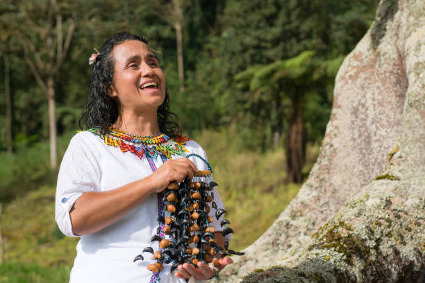 mujer colombiana tocando música al aire libre. retrato de una mujer con raíces indígenas - trajes tipicos colombianos fotografías e imágenes de stock