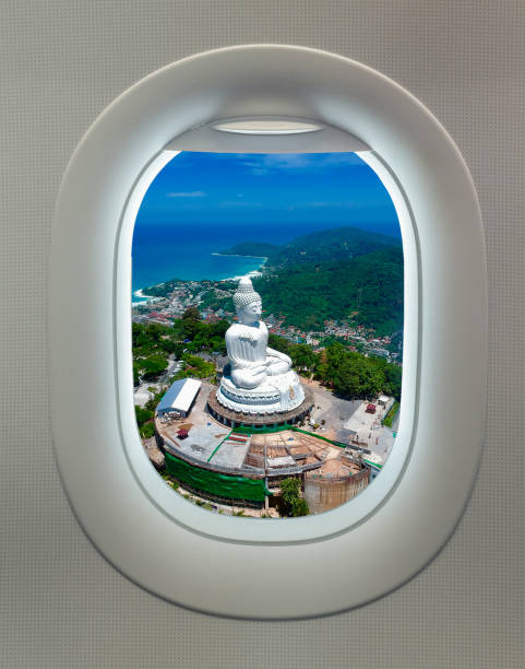 blick aus dem flugzeugfenster auf big buddha phuket thailand und blick auf kata beach karon beach und chalong bay. grüne, üppige berge, blauer himmel und türkisfarbene strände. - buddha image stock-fotos und bilder