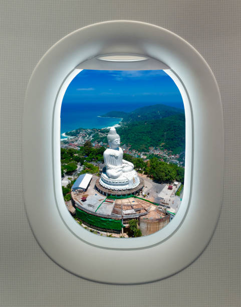 vista dalla finestra degli aerei del big buddha phuket thailandia e vista sulla spiaggia di kata beach karon e sulla baia di chalong. montagne verdi lussureggianti cieli blu e spiagge turchesi. - buddha image foto e immagini stock