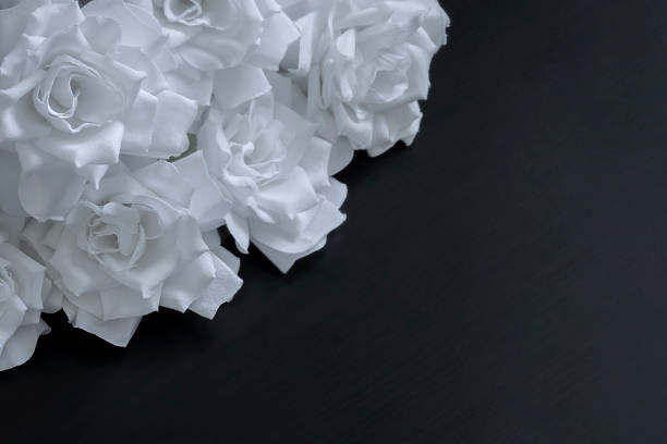 검은 배경에 하얀 장미 꽃다발이있는 가장 깊은 동정 카드 - wake 뉴스 사진 이미지