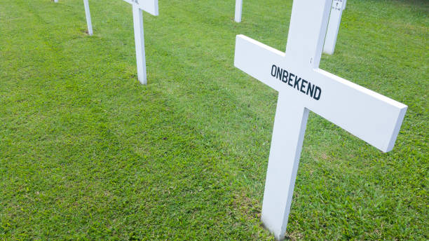 pamiątkowe krzyże nagrobek nieznanego holenderskiego żołnierza, onbekend oznacza nieznany w języku angielskim. - arlington national cemetery tombstone arlington virginia cemetery zdjęcia i obrazy z banku zdjęć