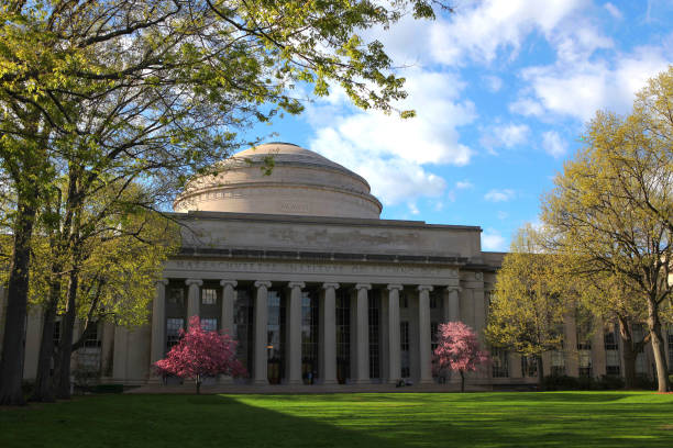 la grande cupola al mit in primavera, cambridge, ma, usa - massachusetts institute of technology university massachusetts dome foto e immagini stock