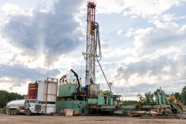 Super Single Oil and Gas Drilling Rig at a drilling Pad, Alberta, Canada. Super single drilling rig during operations . Drilling an oil well in Alberta. oilsands stock pictures, royalty-free photos & images