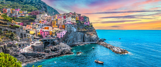 panoramic view of picturesque village manarola, cinque terre, italy. - italy imagens e fotografias de stock