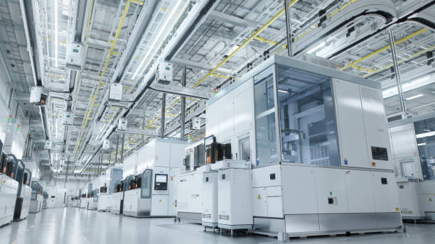dentro de la sala limpia de producción de semiconductores avanzados brillantes con sistema de transferencia de obleas aéreas de trabajo - herramientas de fabricación fotografías e imágenes de stock