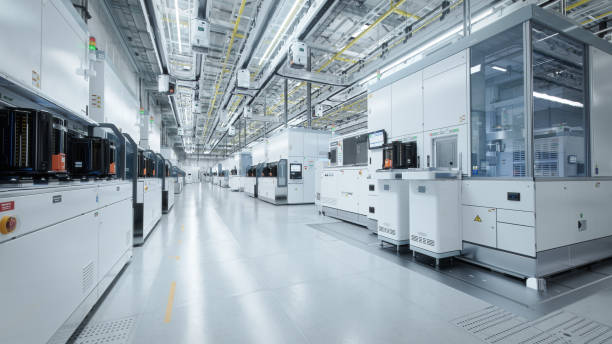 作業オーバーヘッドウェーハ転送システムを備えた明るい高度な半導体生産ファブクリーンルームのワイドショット - 製造工場 ストックフォトと画像