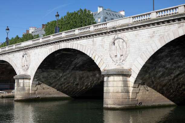 pont saint-michel y el río sena en verano - napoleón iii fotografías e imágenes de stock