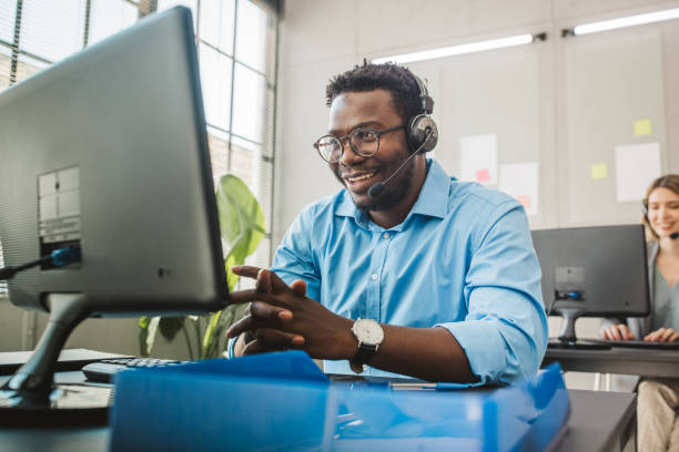 call center - african descent customer service representative computer service imagens e fotografias de stock