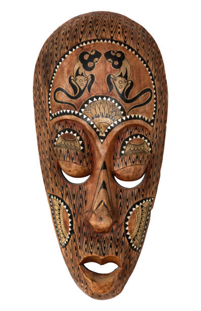 白い背景に隔離された木製のアフリカのマスク。旅行のお土産。 - african mask ストックフォトと画像