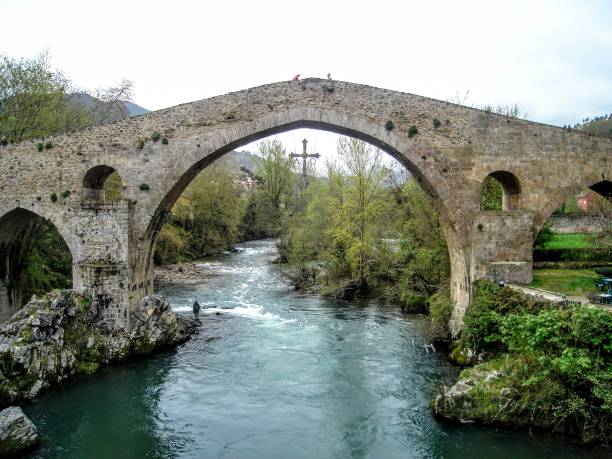 Puente romano de Cangas de Onís o puentón, Cangas de Onís, Asturias, España stock photo