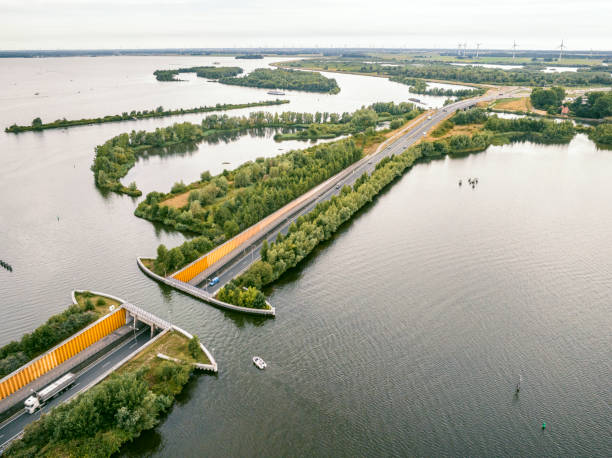 acueducto veluwemeer en el lago veluwe con un barco navegando en el canal - highway traffic aerial view netherlands fotografías e imágenes de stock