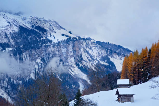 vista su un piccolo villaggio nelle alpi durante l'inverno, svizzera - switzerland european alps mountain alpenglow foto e immagini stock