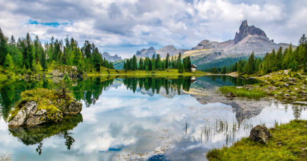 niesamowite lago di federa zobacz z piękną refleksją. majestatyczny krajobraz ze szczytem dolomitów, cortina d'ampezzo, południowy tyrol, dolomity, włochy. podróżuj w przyrodzie. obraz artystyczny. świat piękna. - veneto zdjęcia i obrazy z banku zdjęć