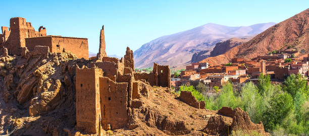 splendida vista della rovina di una kasbah sulla strada per kasbah ait ben haddou vicino a ouarzazate nelle montagne dell'atlante del marocco. quadro artistico. mondo della bellezza. panorama - atlas foto e immagini stock