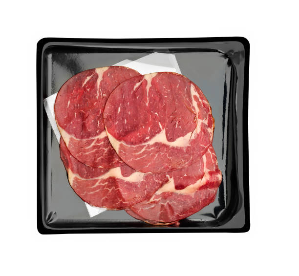 карпаччо с маслом и сыром в п�ластиковой упаковке - beef carpaccio стоковые фото и изображения