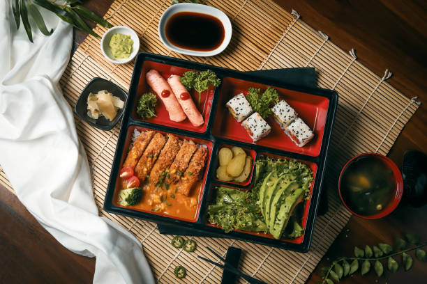 bento-box mit traditionellem japanischem gesundem essen - bento box stock-fotos und bilder