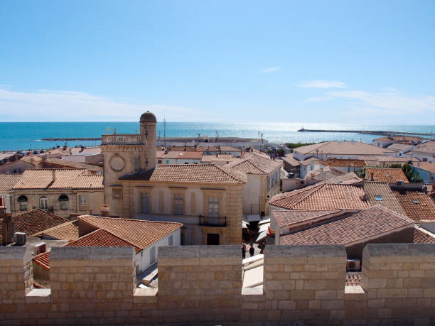 widok z lotu ptaka na stare nadmorskie miasto - camargue saintes maries de la mer bodies of water landscapes zdjęcia i obrazy z banku zdjęć