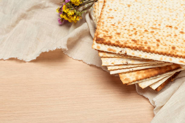 matzo, matzoth per la pasqua ebraica, primo piano di fondo di legno - cooking close up matzo food foto e immagini stock