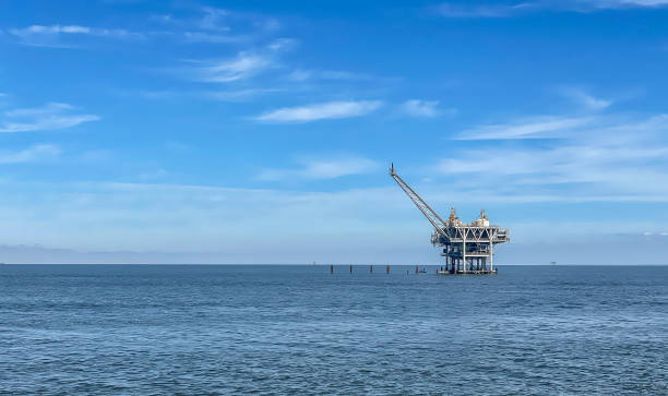 offshore drilling platform in the gulf of mexico with copy space - oil rig sea drill petroleum imagens e fotografias de stock